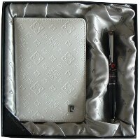 Подарочный набор Pierre Cardin обложка для паспорта и шариковая ручка. Цвет белый/черный, отделка элементов хром